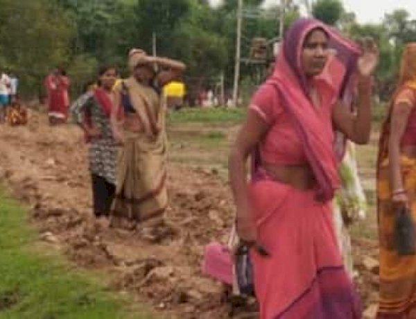 सड़क बनवाने के बावजूद इस बार ग्रामीणों ने नहीं दी वोट, हार से बौखलाए सरपंच ने खुदवा दी पूरी सड़क