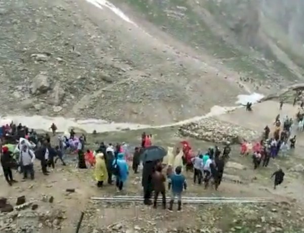 अमरनाथ गुफा के पास बादल फटने से 16 लोगों की मौत, 40 से अधिक श्रद्धालु लापता अमरनाथ गुफा के पास बादल फटने से 16 लोगों की मौत, 40 से अधिक श्रद्धालु लापता