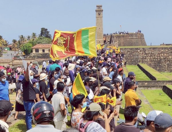 श्रीलंका में प्रदर्शनकारियों ने घेरा राष्ट्रपति भवन, जान बचाकर भागे राष्ट्रपति गोटाबाया राजपक्षे