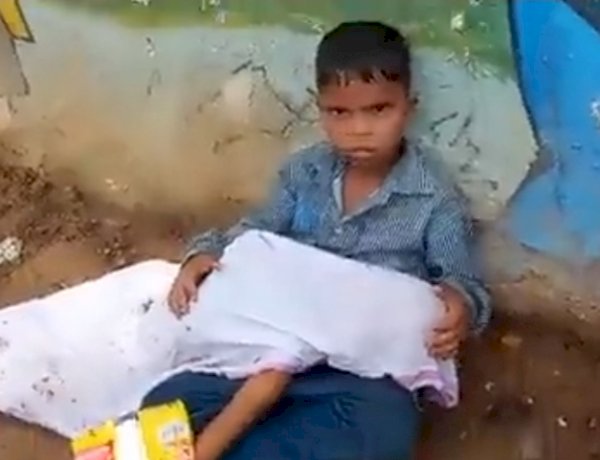नन्हीं गोद में शव का बोझ: छोटे भाई की लाश लिए सड़क किनारे बैठा रहा मासूम, सस्ता शव वाहन ढूंढता रहा पिता नन्हीं गोद में शव का बोझ: छोटे भाई की लाश लिए सड़क किनारे बैठा रहा मासूम, सस्ता शव वाहन ढूंढता रहा पिता