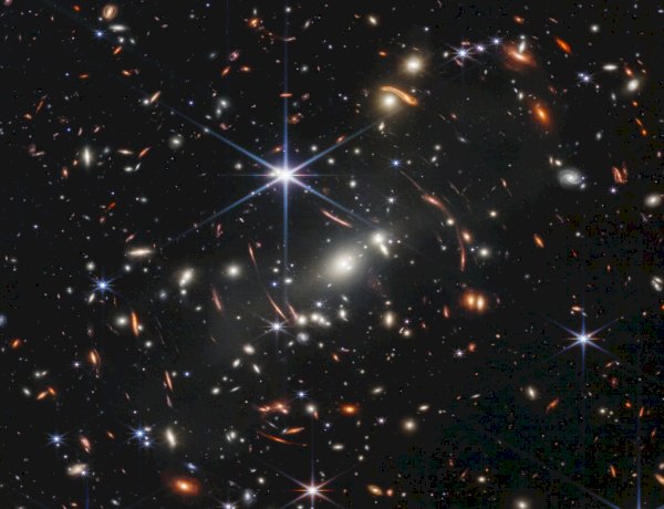 नासा ने खींची ब्रह्मांड की पहली रंगीन तस्वीर, दिखा अद्भुत नजारा