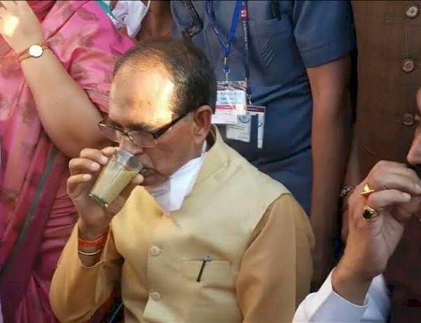 ठंडी चाय मिलने पर भड़के सीएम शिवराज, फूड इंस्पेक्टर को भेजा गया कारण बताओ नोटिस ठंडी चाय मिलने पर भड़के सीएम शिवराज, फूड इंस्पेक्टर को भेजा गया कारण बताओ नोटिस