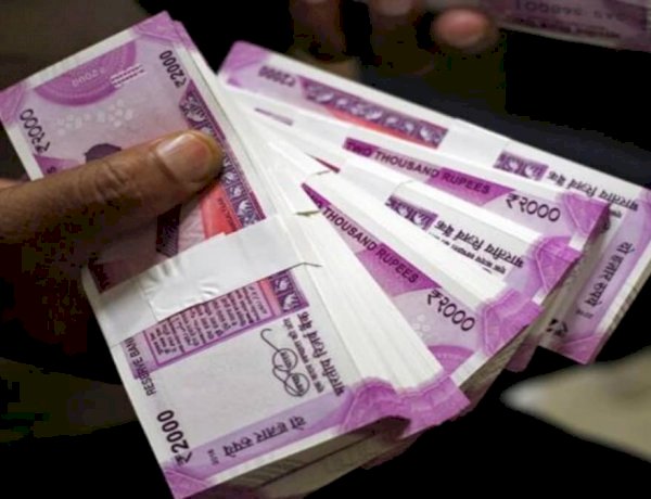 रुपए में गिरावट जारी, 79.60 प्रति डॉलर के नए निचले स्तर पर पहुंचा रुपए में गिरावट जारी, 79.60 प्रति डॉलर के नए निचले स्तर पर पहुंचा