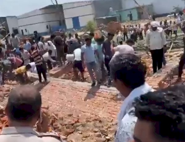 दिल्ली के अलीपुर में गोदाम की दीवार गिरी, 5 लोगों की मौत, कई लोग मलबे में दबे