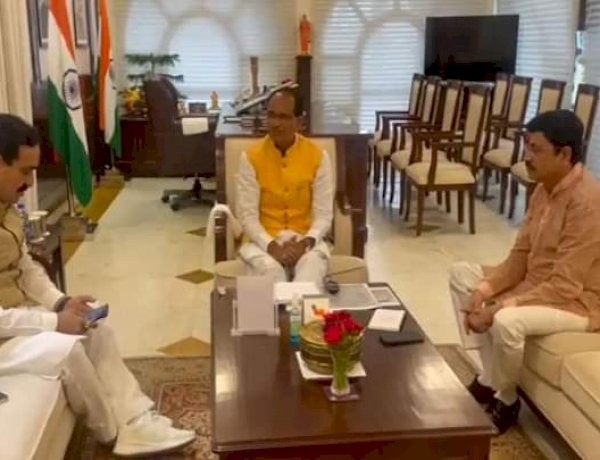 दफ्तर दरबारी: क्यों खफा बीजेपी विधायक, आखिर अफसरों की पॉलिटिक्स क्या है दफ्तर दरबारी: क्यों खफा बीजेपी विधायक, आखिर अफसरों की पॉलिटिक्स क्या है