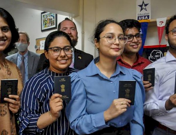 पिछले 3 साल में 3.9 लाख भारतीयों ने नागरिकता छोड़ी, व्यक्तिगत कारण बताकर केंद्र ने झाड़ा पल्ला पिछले 3 साल में 3.9 लाख भारतीयों ने नागरिकता छोड़ी, व्यक्तिगत कारण बताकर केंद्र ने झाड़ा पल्ला