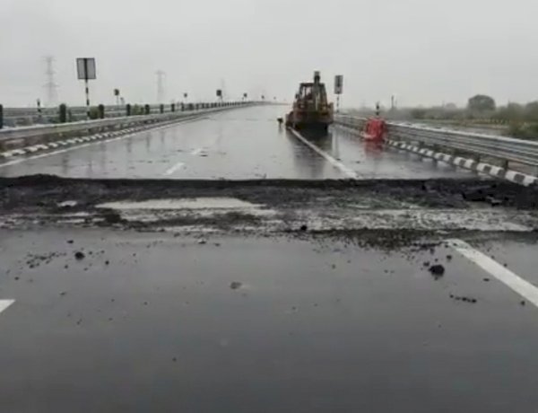 भ्रष्टाचार की भेंट चढ़ा बुंदेलखंड एक्सप्रेसवे, पहली बारिश में ही धंसा, 5 दिन पहले PM मोदी ने किया था उद्घाटन भ्रष्टाचार की भेंट चढ़ा बुंदेलखंड एक्सप्रेसवे, पहली बारिश में ही धंसा, 5 दिन पहले PM मोदी ने किया था उद्घाटन