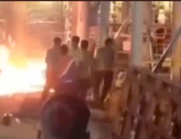 महाकाल मंदिर में लगी आग, श्रद्धालुओं में अफरा-तफरी, कोई हताहत नहीं महाकाल मंदिर में लगी आग, श्रद्धालुओं में अफरा-तफरी, कोई हताहत नहीं