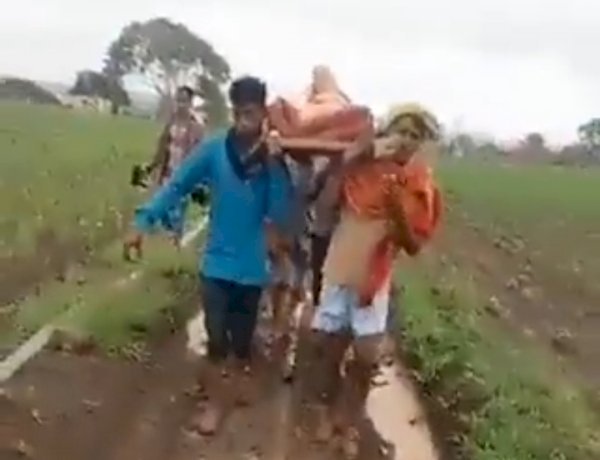 MP में खाट पर सिस्टम: सड़क नदारद, खाट पर लिटा महिला को अस्पताल ले जा रहे ग्रामीण