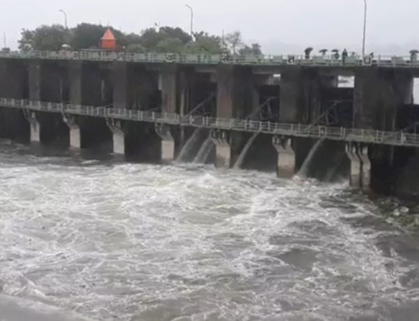 MP में बारिश बनी आफत, भोपाल में बाढ़ जैसे हालात, नर्मदा-चंबल-सिंध और बेतवा में उफान MP में बारिश बनी आफत, भोपाल में बाढ़ जैसे हालात, नर्मदा-चंबल-सिंध और बेतवा में उफान