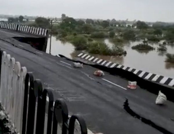 MP में भ्रष्टाचार की भेंट चढ़ा नेशनल हाइवे, पहली बारिश में ही धंसा, 559 करोड़ की लागत से हुआ था निर्माण MP में भ्रष्टाचार की भेंट चढ़ा नेशनल हाइवे, पहली बारिश में ही धंसा, 559 करोड़ की लागत से हुआ था निर्माण