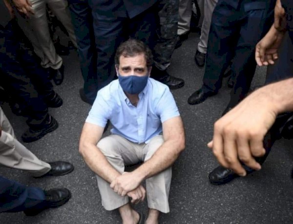 सत्याग्रह पर बैठे राहुल गांधी को पुलिस ने हिरासत में लिया, ED के दुरुपयोग के खिलाफ देशभर में कांग्रेस का प्रदर्शन सत्याग्रह पर बैठे राहुल गांधी को पुलिस ने हिरासत में लिया, ED के दुरुपयोग के खिलाफ देशभर में कांग्रेस का प्रदर्शन