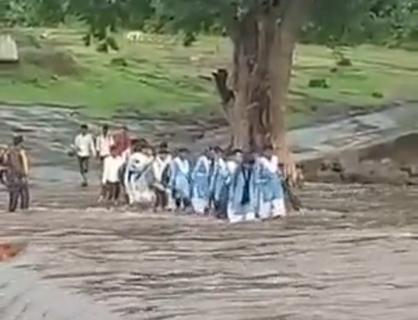 जान जोखिम में डाल नदी पार करने को मजबूर 200 से अधिक स्कूली बच्चे, हरदा का दिल दहलाने वाला मंजर