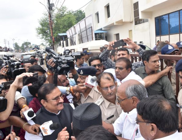 जिपं अध्यक्ष के लिए संग्राम, दिग्विजय सिंह ने संभाला मोर्चा, कांग्रेस सदस्यों को CM हाउस में कैद करने का आरोप जिपं अध्यक्ष के लिए संग्राम, दिग्विजय सिंह ने संभाला मोर्चा, कांग्रेस सदस्यों को CM हाउस में कैद करने का आरोप