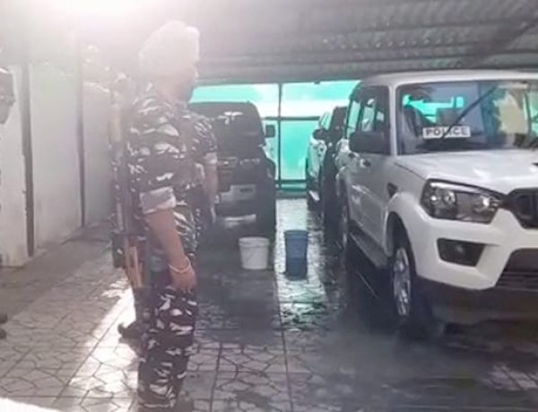शिवसेना सांसद संजय राउत के घर पहुंची ईडी की टीम, पात्रा चॉल केस में हो रही है पूछताछ शिवसेना सांसद संजय राउत के घर पहुंची ईडी की टीम, पात्रा चॉल केस में हो रही है पूछताछ
