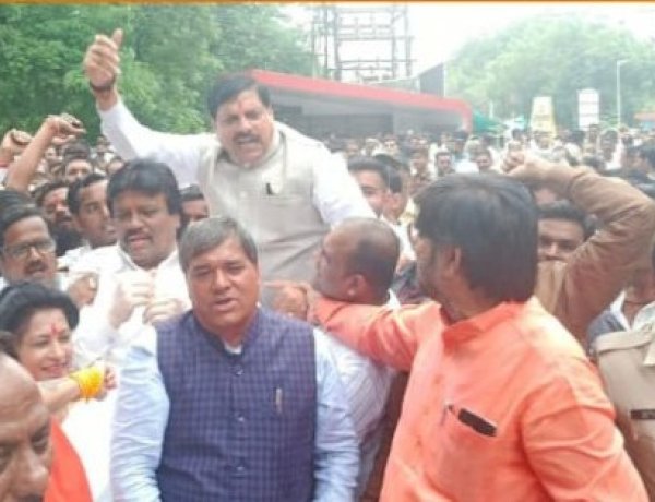 दफ्तर दरबारी: मंत्री मोहन यादव के एडीएम पर भड़कने का राज क्या दफ्तर दरबारी: मंत्री मोहन यादव के एडीएम पर भड़कने का राज क्या