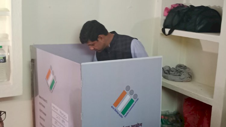 भार्गव ने किया मतदान