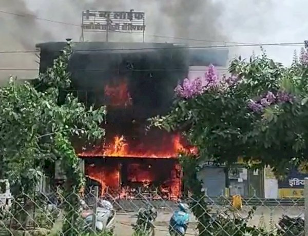 जबलपुर के न्यू लाइफ हॉस्पिटल में लगी भीषण आग, कम से कम 8 लोगों की मौत, कई गंभीर रूप से झुलसे जबलपुर के न्यू लाइफ हॉस्पिटल में लगी भीषण आग, कम से कम 8 लोगों की मौत, कई गंभीर रूप से झुलसे