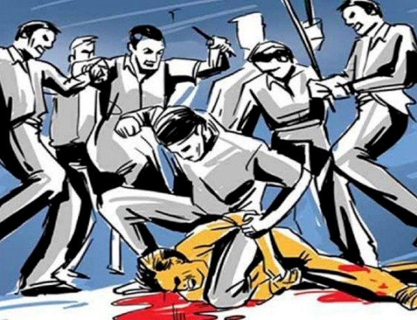 MP में मॉब लिंचिंग, गौ तस्करी के शक में मुस्लिम युवक को दी दर्दनाक मौत, दो गंभीर रूप से घायल MP में मॉब लिंचिंग, गौ तस्करी के शक में मुस्लिम युवक को दी दर्दनाक मौत, दो गंभीर रूप से घायल