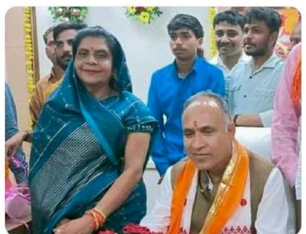 मेयर पत्नी की कुर्सी पर बैठा BJP नेता, फोटो वायरल होने पर बोला- पति परमेश्वर का रूप होता है