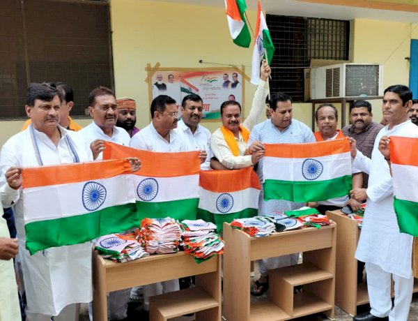 सतना बीजेपी कार्यालय में राष्ट्रीय ध्वज का अपमान, भाजपा के मंत्री-सांसद ने की डिफेक्टिव तिरंगे की प्रदर्शनी सतना बीजेपी कार्यालय में राष्ट्रीय ध्वज का अपमान, भाजपा के मंत्री-सांसद ने की डिफेक्टिव तिरंगे की प्रदर्शनी