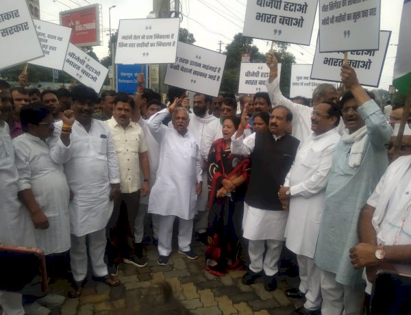 MP में भी महंगाई के विरुद्ध कांग्रेस का बड़ा विरोध प्रदर्शन, नेता प्रतिपक्ष के राजभवन मार्च को पुलिस ने रोका