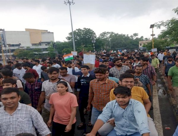 इंदौर में PSC अभ्यर्थियों ने निकाली तिरंगा यात्रा, 3.5 साल से अटके हैं परिणाम, कांग्रेस ने सीएम चौहान को घेरा