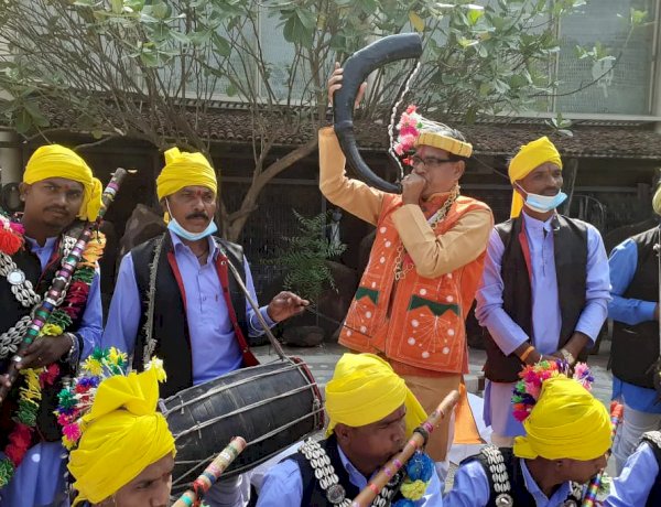 आदिवासी वेशभूषा में सीएम शिवराज सिंह चौहान आदिवासी वेशभूषा में सीएम शिवराज सिंह चौहान