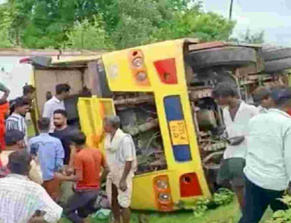 कोटा से सतना आ रही तेज रफ्तार बस पलटी, 45 से अधिक यात्री घायल, 16 की हालत गंभीर कोटा से सतना आ रही तेज रफ्तार बस पलटी, 45 से अधिक यात्री घायल, 16 की हालत गंभीर