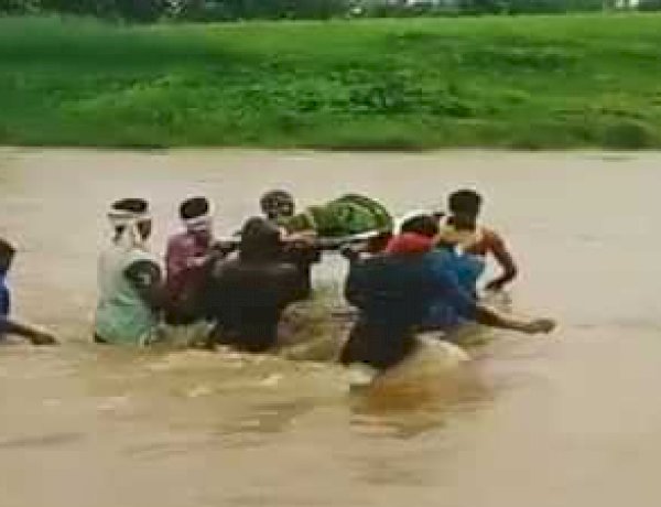 प्रसव पीड़ा से तड़पती महिला को खाट पर लिटाकर पार कराई नदी, ग्रामीणों ने जान जोखिम में डालकर बचाई 2 जिंदगी