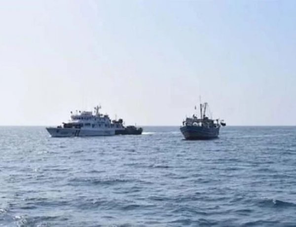 अरब सागर में पलटा भारतीय पोत, इमरजेंसी कॉल पर पहुंची पाकिस्तानी नौसेना, चालक दल के 9 सदस्यों को बचाया