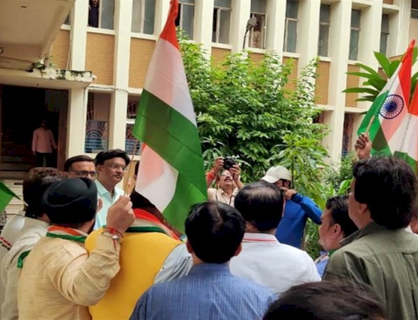 इंदौर: RSS कार्यालय में तिरंगा भेंट करने पहुंचे कांग्रेस कार्यकर्ता, भाजपा नेताओं को निशुल्क दे रहे राष्ट्रध्वज