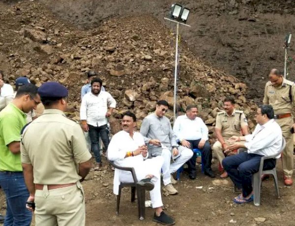 डैम स्थल पर जल संसाधन मंत्री तुलसी सिलावट डैम स्थल पर जल संसाधन मंत्री तुलसी सिलावट