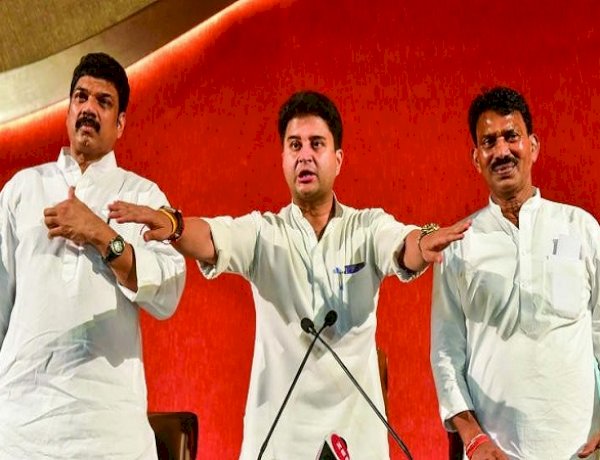 ज्योतिरादित्य सिंधिया और समर्थक मंत्री तुलसीराम सिलावट, गोविंद सिंह राजपूत ज्योतिरादित्य सिंधिया और समर्थक मंत्री तुलसीराम सिलावट, गोविंद सिंह राजपूत