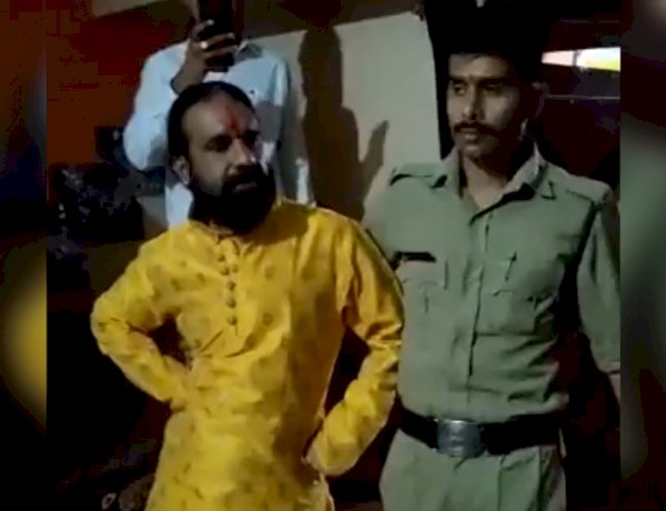 पत्नी मायके गई तो कथावाचक ने शिष्या को घर बुलाया, तय समय से पहले पहुंची पत्नी तो मचा हंगामा पत्नी मायके गई तो कथावाचक ने शिष्या को घर बुलाया, तय समय से पहले पहुंची पत्नी तो मचा हंगामा