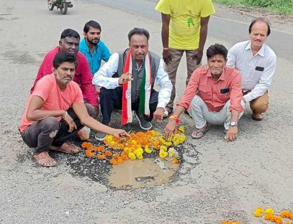 इंदौर में अब गड्ढों को श्रद्धांजलि, सड़क पर गड्ढों को ढूंढ ढूंढकर फूलों का हार पहना रहे कांग्रेस कार्यकर्ता