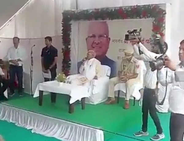 शासकीय कार्यक्रम में MP के राज्यपाल ने लगवाए धार्मिक नारे, न लगानेवालों का भी लिया संज्ञान शासकीय कार्यक्रम में MP के राज्यपाल ने लगवाए धार्मिक नारे, न लगानेवालों का भी लिया संज्ञान