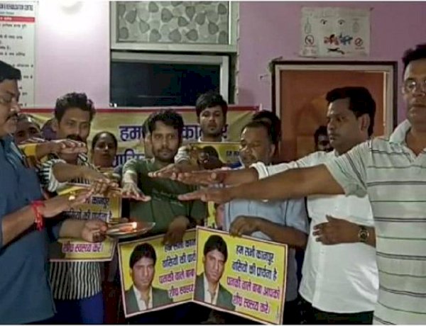राजू भैया ठीक हो जाएं तो हम कभी शराब नहीं पिएंगे, कानपुर में युवकों ने लिया अनोखा संकल्प राजू भैया ठीक हो जाएं तो हम कभी शराब नहीं पिएंगे, कानपुर में युवकों ने लिया अनोखा संकल्प
