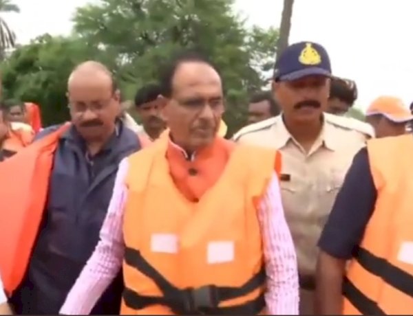 शिवराज जी... बोट से जाने पर खतरा है, निजी अनुभव बता रहा हूं, नरोत्तम मिश्रा ने CM चौहान को दी सलाह शिवराज जी... बोट से जाने पर खतरा है, निजी अनुभव बता रहा हूं, नरोत्तम मिश्रा ने CM चौहान को दी सलाह
