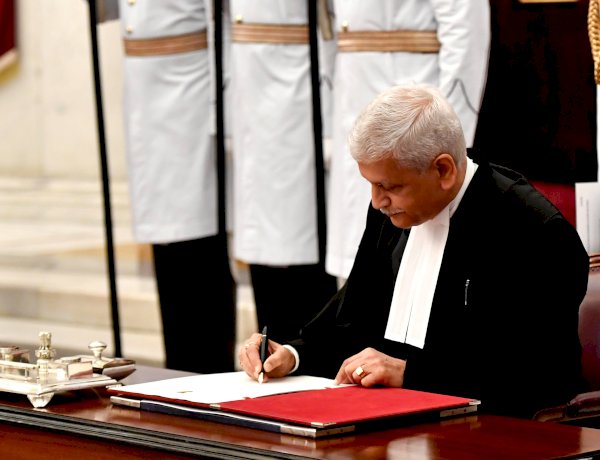 भारत के 49वें चीफ जस्टिस बने यूयू ललित, देश के दूसरे ऐसे CJI जो सीधे वकील से SC का जज बने भारत के 49वें चीफ जस्टिस बने यूयू ललित, देश के दूसरे ऐसे CJI जो सीधे वकील से SC का जज बने