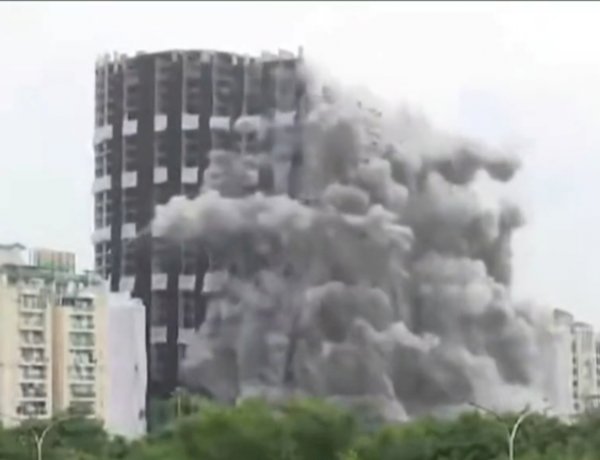 नोएडा का ट्विन टावर ध्वस्त, 9 सेकंड में मलबा बन गईं 40 मंजिला इमारतें, इलाके में धुएं का ग़ुबार