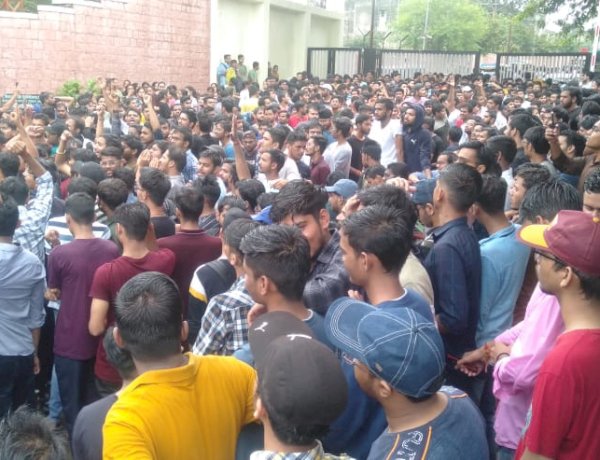 MANIT में हंगामा जारी, 75 फीसदी अटेंडेंस रूल के खिलाफ प्रदर्शन कर रहे हजारों छात्र, मुख्यद्वार पर जड़ा ताला
