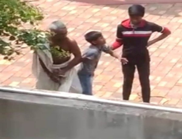 क्रूर समाज का खौंफनाक चेहरा: मंदिर में घुसने पर दलित बच्चे की बेरहमी से पिटाई, बच्चा कहता रहा- प्लीज अंकल छोड़ दो क्रूर समाज का खौंफनाक चेहरा: मंदिर में घुसने पर दलित बच्चे की बेरहमी से पिटाई, बच्चा कहता रहा- प्लीज अंकल छोड़ दो