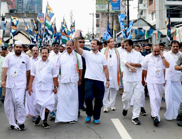 भारत जोड़ो यात्रा का पांचवां दिन, केरल के लोगों में जबरदस्त उत्साह, ढोल की थाप पर नाचते दिखे स्थानीय लोग भारत जोड़ो यात्रा का पांचवां दिन, केरल के लोगों में जबरदस्त उत्साह, ढोल की थाप पर नाचते दिखे स्थानीय लोग