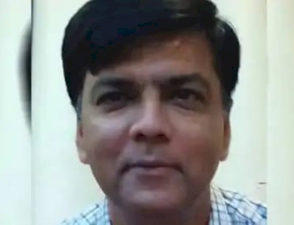 कार चलाते वक्त सागर के CMHO को आया हार्ट अटैक, पत्नी-बच्चों के सामने कार में ही तोड़ा दम कार चलाते वक्त सागर के CMHO को आया हार्ट अटैक, पत्नी-बच्चों के सामने कार में ही तोड़ा दम