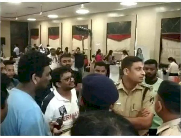 रैंप वॉक कर रहीं थी मॉडल्स, आ धमके बजरंग दल के कार्यकर्ता, रायपुर में फैशन शो के दौरान किया बवाल रैंप वॉक कर रहीं थी मॉडल्स, आ धमके बजरंग दल के कार्यकर्ता, रायपुर में फैशन शो के दौरान किया बवाल