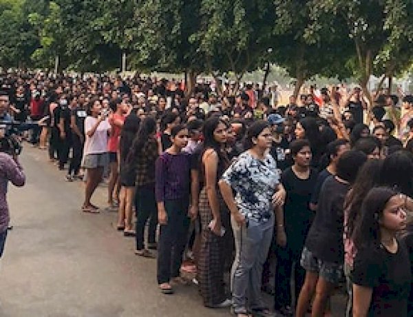 चंडीगढ़ यूनिवर्सिटी MMS कांड: देर रात तक छात्रों का प्रदर्शन, 24 सितंबर तक क्लासेज सस्पेंड