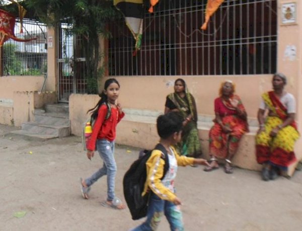 मजदूर हैं... मेहनत की रोटी खाते हैं, बेटियां नहीं बेचते, गोद लेकर बदनाम न करें सांसद, प्रज्ञा ठाकुर पर भड़के ग्रामीण मजदूर हैं... मेहनत की रोटी खाते हैं, बेटियां नहीं बेचते, गोद लेकर बदनाम न करें सांसद, प्रज्ञा ठाकुर पर भड़के ग्रामीण