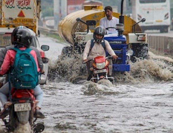दिल्ली-एनसीआर में बारिश बनी मुसीबत, वॉटर लॉगिंग और जाम से बेहाल हुए लोग
