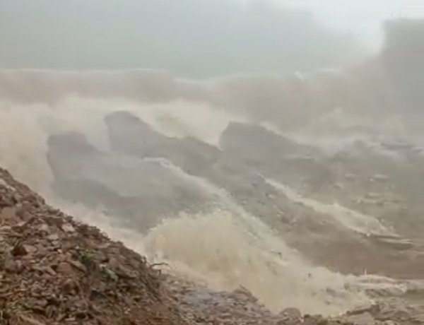 सीधी जिले में बाणसागर डैम की नहर टूटी, पानी के तेज बहाव में कई बकरियां और गोवंश बहे सीधी जिले में बाणसागर डैम की नहर टूटी, पानी के तेज बहाव में कई बकरियां और गोवंश बहे